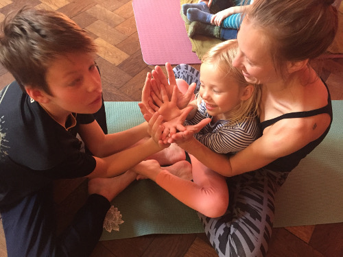 Gemeinsam etwas erschaffen familienyoga_Handblume